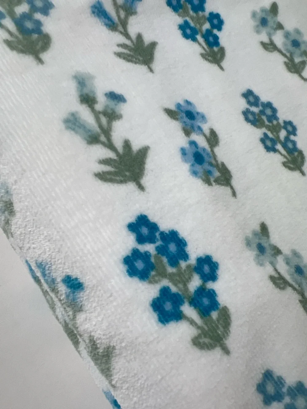 Deborah Connolly Bath Towels Blue White Floral Cotton Velour Set of 2 NEW